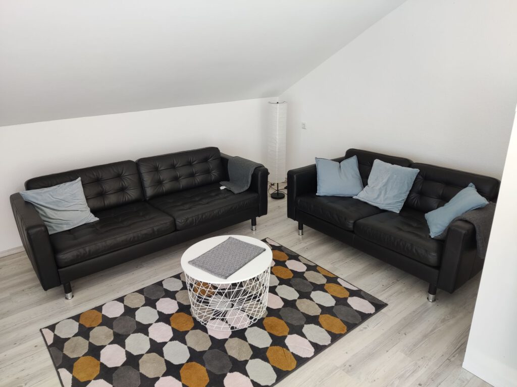 neue Ledersofas im Wohnbereich